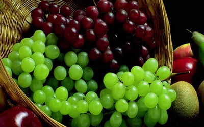 корзина сочного винограда